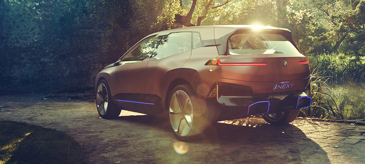 BMW Vision iNEXT aizmugures skats BMW Vision iNEXT aizmugures skats saulē ar dzidrām debesīm