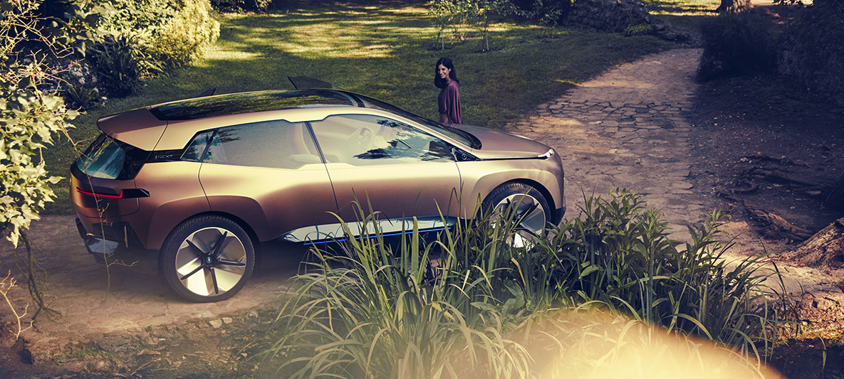 BMW Vision iNEXT skats no sāna BMW Vision iNEXT skats no sāna parkā