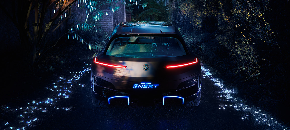 BMW Vision iNEXT aizmugures skats BMW Vision iNEXT aizmugures skats naktī ar sarkaniem aizmugurējiem lukturiem