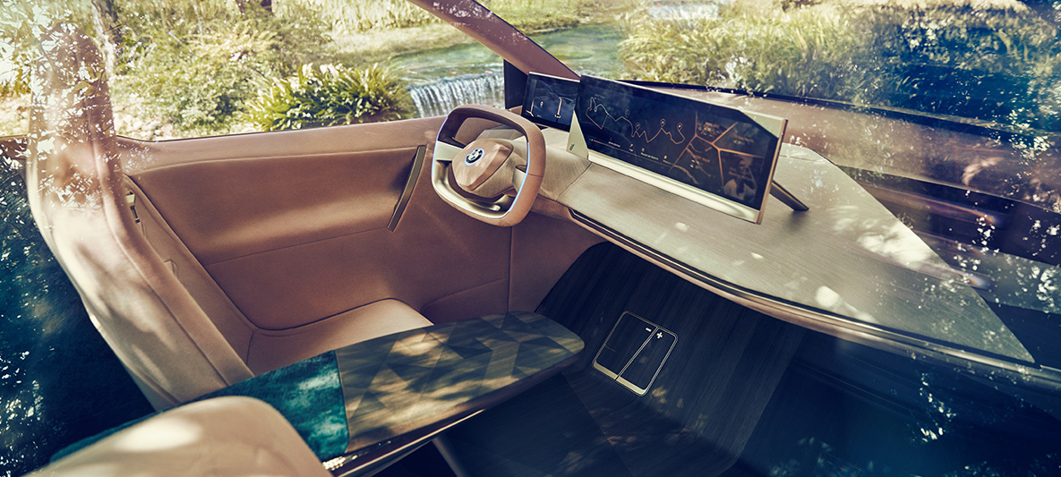 Skats uz BMW Vision iNEXT salonu Skats uz BMW Vision iNEXT salonu ar vadītāja sēdvietu un kafijas galdiņu