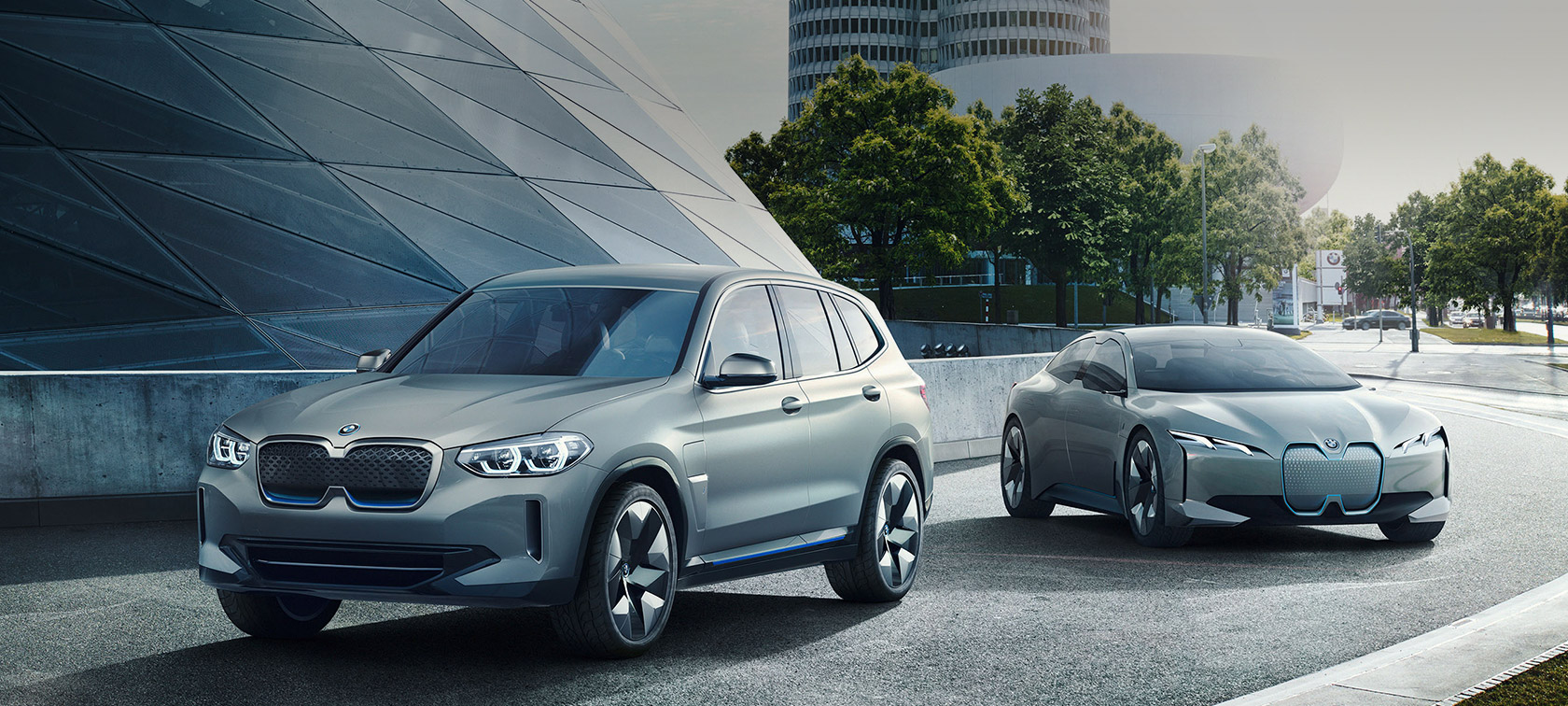 BMW Concept iX3 un BMW Vision iNEXT uz ēkas fona BMW koncepcija 2023. g., BMW Concept iX3 un BMW Vision iNEXT uz ēkas fona