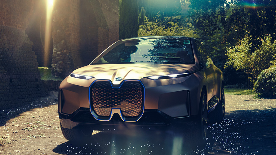 BMW Vision iNEXT, uz meža fona BMW Vision iNEXT, uz meža fona, trīs ceturtdaļu priekšpuses skats