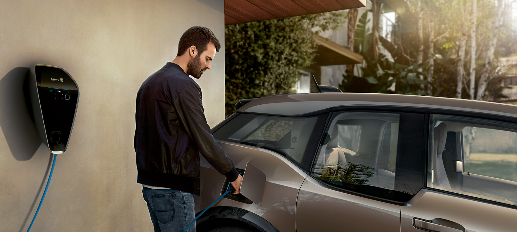BMW i3s vīrietis uzlādes stacijā BMW uzlāde, BMW i3s, vīrietis uzlādes stacijā