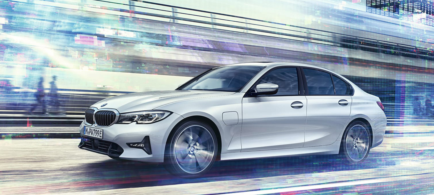 BMW automobilis uz tilta fona BMW inovatīvie digitālie pakalpojumi, BMW automobilis uz tilta fona, trīs ceturtdaļu skats
