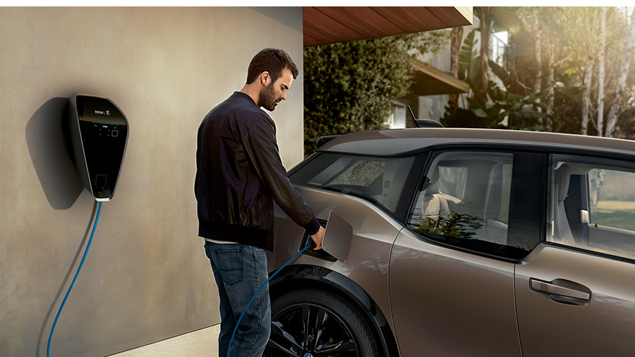 BMW i3s vīrietis uzlādes stacijā BMW uzlāde, BMW i3s, vīrietis uzlādes stacijā