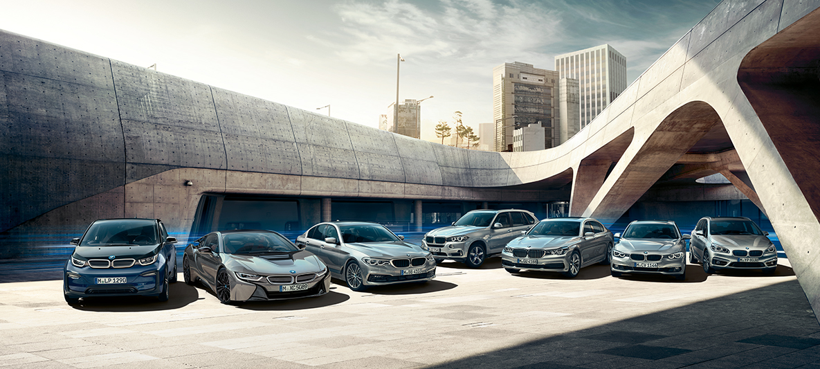 BMW elektroautomobiļi un hibrīdauto uz ēku fona BMW elektromobilitātes iespējas, BMW elektroautomobiļi un hibrīdauto uz ēku fona