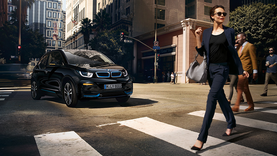 BMW i3s uz pilsētas fona BMW uzlāde ikdienas lietošanā, BMW i3s uz pilsētas fona