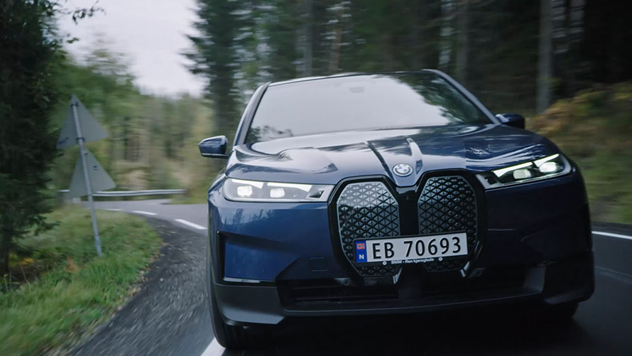 Video par komfortu un braukšanas prieku ar BMW elektroautomobiļiem Video par komfortu un braukšanas prieku ar BMW elektroautomobiļiem