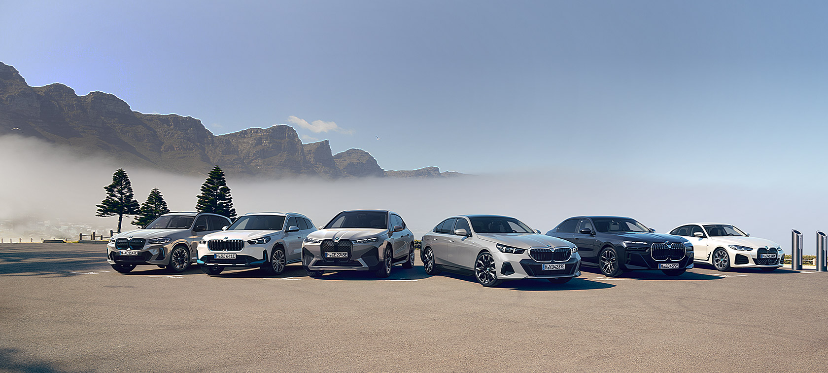 BMW 5. sērijas Sedan, 2020, G30, mērenā hibrīdtehnoloģija, baltā krāsā, braucošs automobilis