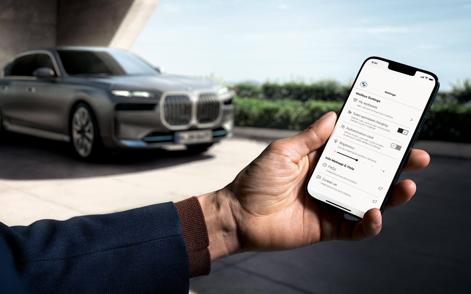 BMW i7, G70, viedtālrunī priekšplānā parādīta My BMW lietojumprogramma