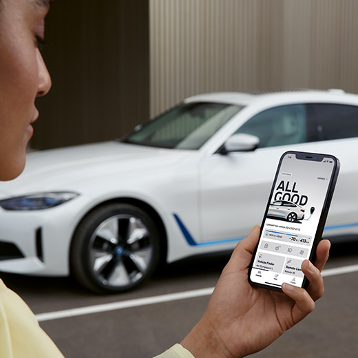 Connected uzlāde lietojumprogrammā My BMW, BMW i4, G26, ar cilvēku priekšplānā