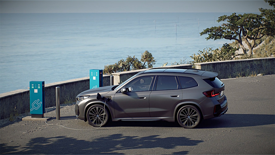 BMW hibrīdauto, BMW X1 xDrive30e, uzlādes stacija, video BMW hibrīdauto, BMW X1 xDrive30e, U11, uzlādes stacija, video