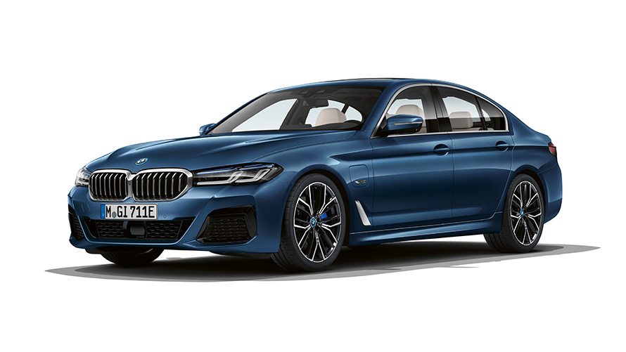 BMW 3. sērijas Sedan hibrīdauto, trīs ceturtdaļu priekšpuses skats BMW 5. sērijas Sedan hibrīdauto, studijā veikts uzņēmums, trīs ceturtdaļu priekšpuses skats