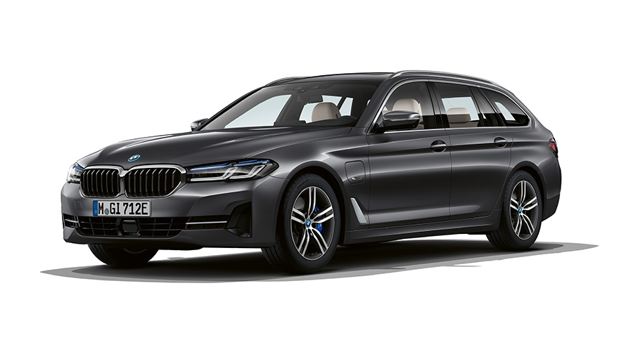 BMW 5. sērijas Touring hibrīdauto, trīs ceturtdaļu priekšpuses skats BMW 5. sērijas Touring hibrīdauto, studijā veikts uzņēmums, trīs ceturtdaļu priekšpuses skats