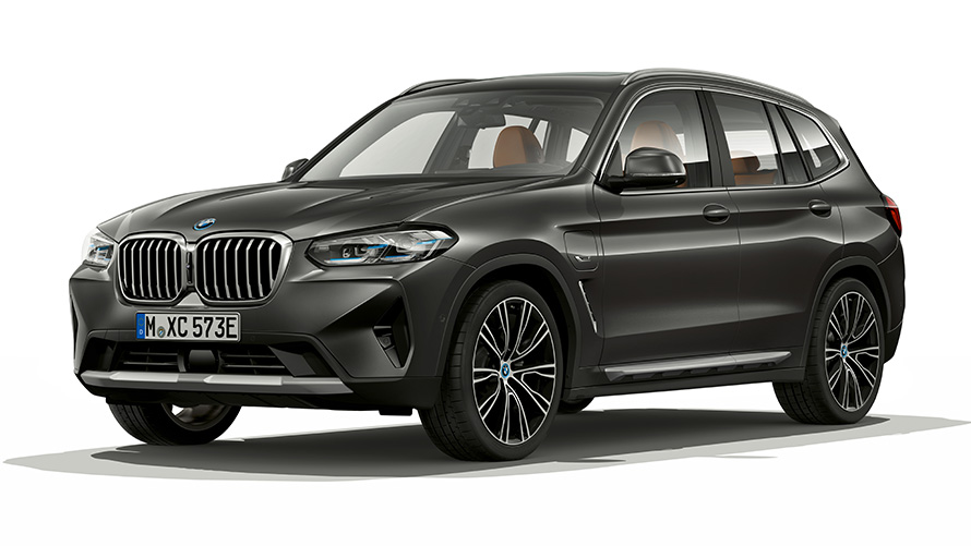 BMW X3 xDrive30e PHEV, trīs ceturtdaļu priekšpuses skats BMW X3 xDrive30e PHEV, studijā veikts uzņēmums, trīs ceturtdaļu priekšpuses skats