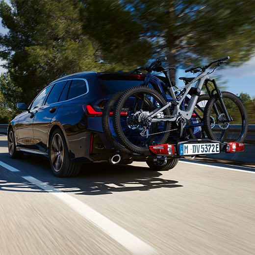 BMW 3. sērijas Touring, G21, PHEV, trīs ceturtdaļu aizmugures skats, ar velosipēdiem, braucienā