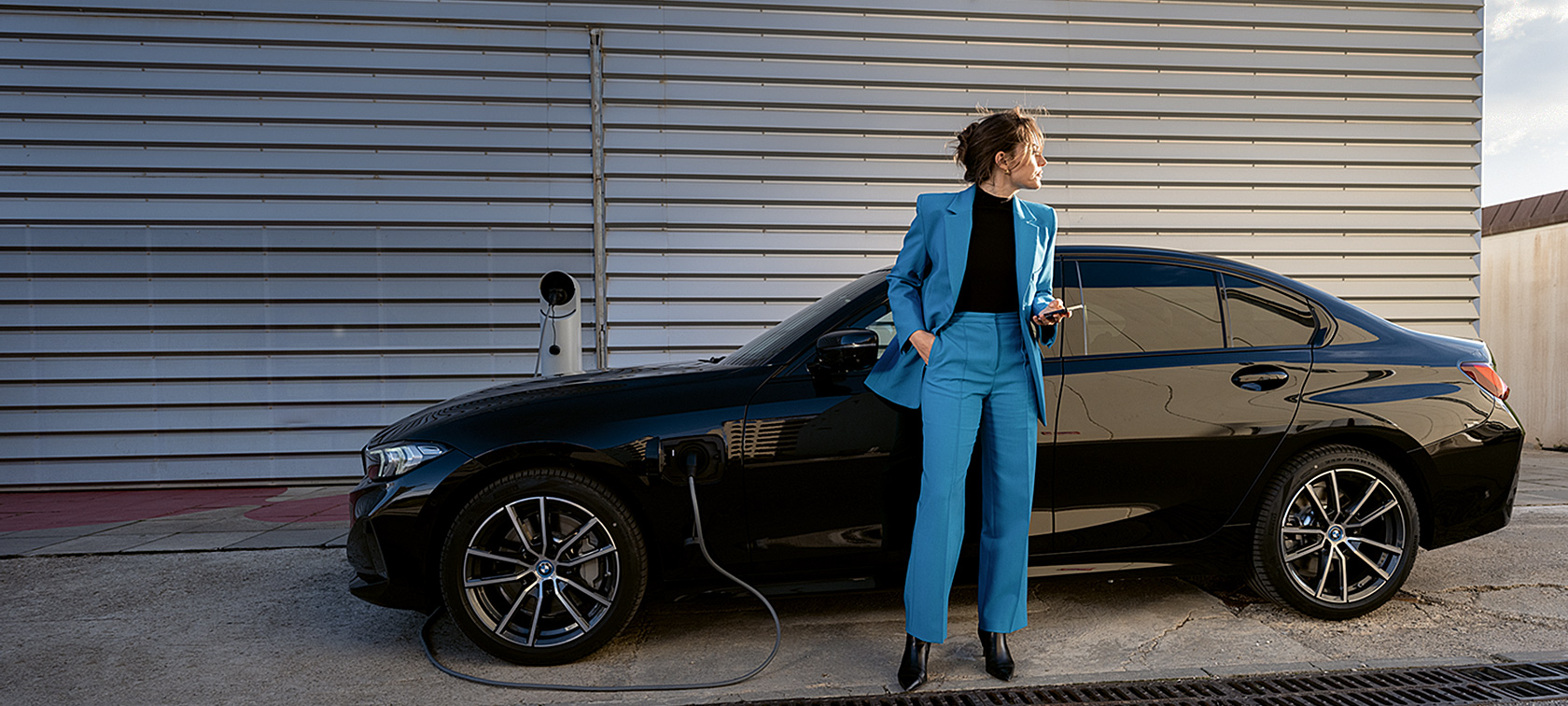BMW G60, PHEV, uzlādes procesā