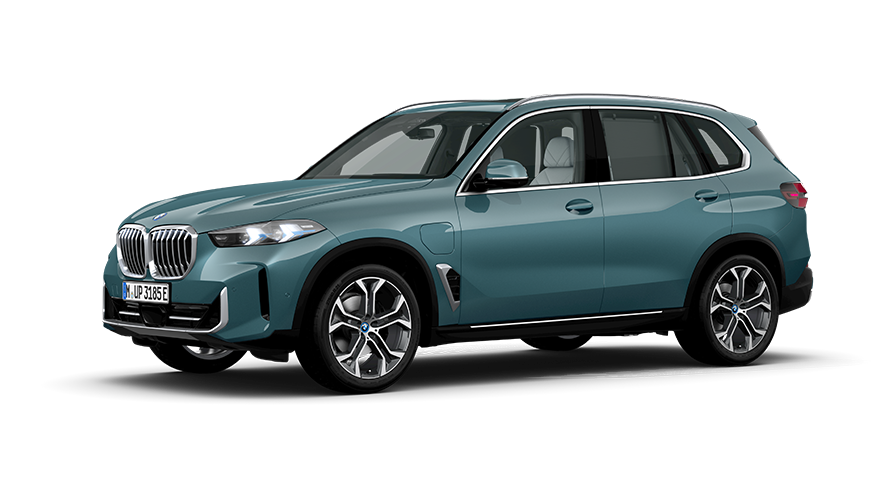 BMW X5 xDrive50e PHEV, trīs ceturtdaļu priekšpuses skats BMW X5 xDrive50e PHEV, studijā veikts uzņēmums, trīs ceturtdaļu priekšpuses skats