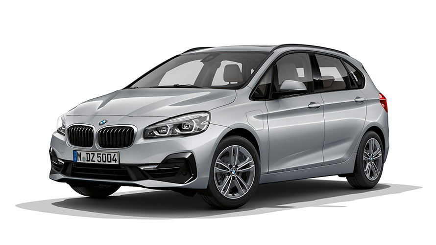 BMW 225xe Active Tourer PHEV, trīs ceturtdaļu priekšpuses skats BMW 225xe Active Tourer PHEV, studijā veikts uzņēmums, trīs ceturtdaļu priekšpuses skats