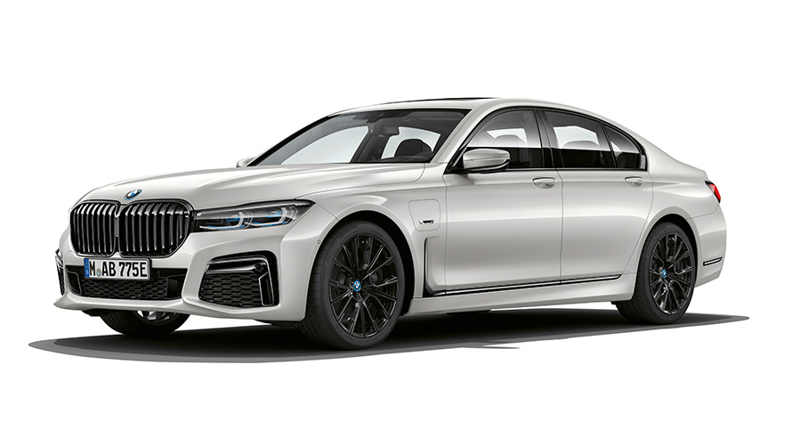BMW 745e Sedan PHEV, trīs ceturtdaļu priekšpuses skats BMW 745e Sedan PHEV, studijā veikts uzņēmums, trīs ceturtdaļu priekšpuses skats