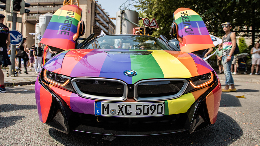 Daudzveidība, BMW ilgtspēja BMW ilgtspēja, daudzveidība, BMW automobilis, priekšpuses skats varavīksnes krāsās, ar atvērtām paceļamām durvīm
