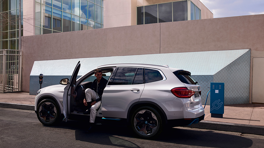 Elektroautomobilis, uzlādes punkts, publiskā uzlāde BMW e-mobilitāte, elektroautomobilis, uzlādes punkts, publiskā uzlāde