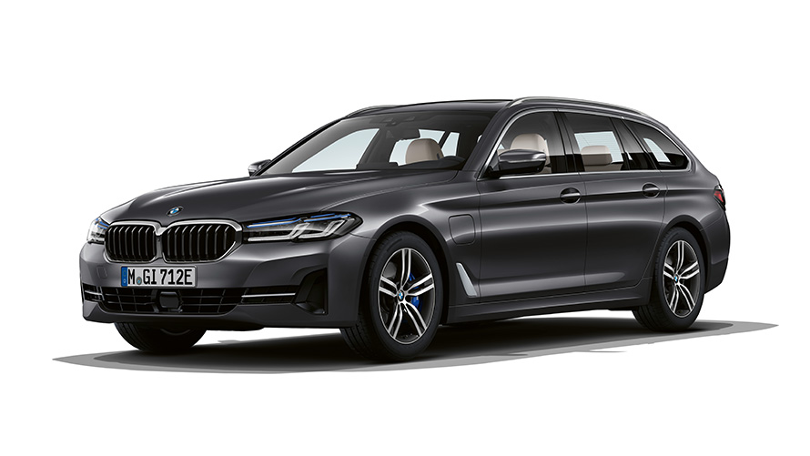 BMW 5. sērijas Touring hibrīdauto, trīs ceturtdaļu priekšpuses skats BMW 5. sērijas Touring hibrīdauto, studijā veikts uzņēmums, trīs ceturtdaļu priekšpuses skats
