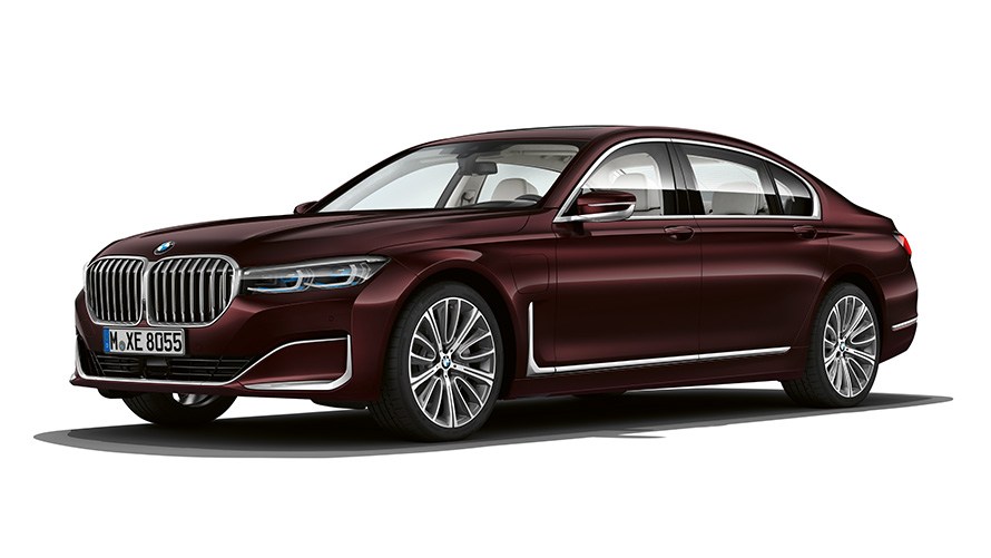BMW 745e Sedan PHEV, trīs ceturtdaļu priekšpuses skats BMW 745e Sedan PHEV, studijā veikts uzņēmums, trīs ceturtdaļu priekšpuses skats