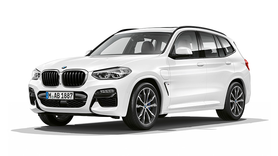 BMW X3 xDrive30e PHEV, trīs ceturtdaļu priekšpuses skats BMW X3 xDrive30e PHEV, studijā veikts uzņēmums, trīs ceturtdaļu priekšpuses skats
