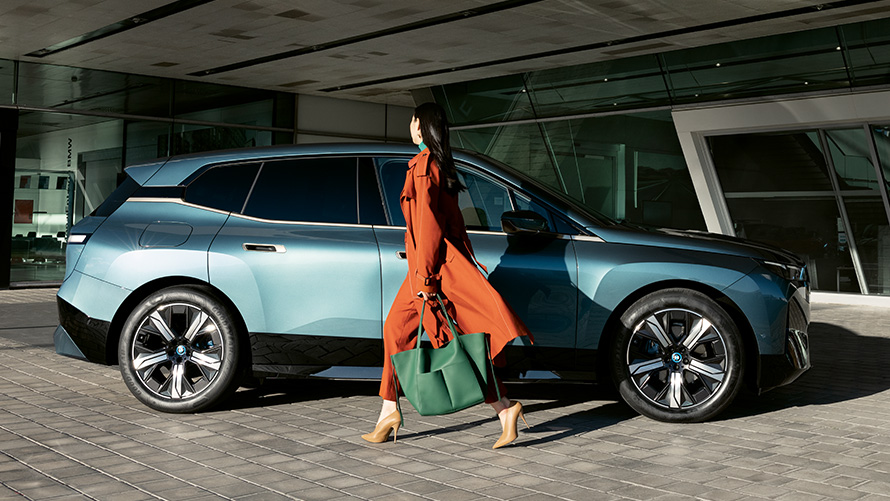 Ieguvumi ar BMW digitālo atslēgu Ieguvumi ar BMW digitālo atslēgu, BMW iX i20, sānskats ar sievieti priekšplānā