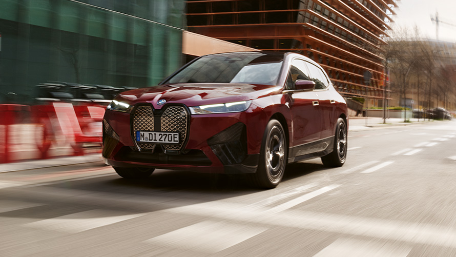Individualizējiet BMW digitālo atslēgu, BMW iX i20 BMW digitālā atslēga, individualizējiet, BMW iX i20, trīs ceturtdaļu priekšpuses skats, braucienā uz ceļa