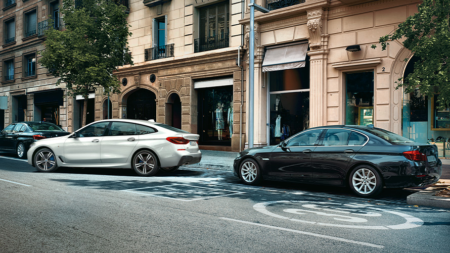 BMW kartes, Connected novietošana BMW kartes, Connected novietošana, BMW 6. sērijas Gran Turismo baltā krāsā, novietots automobilis