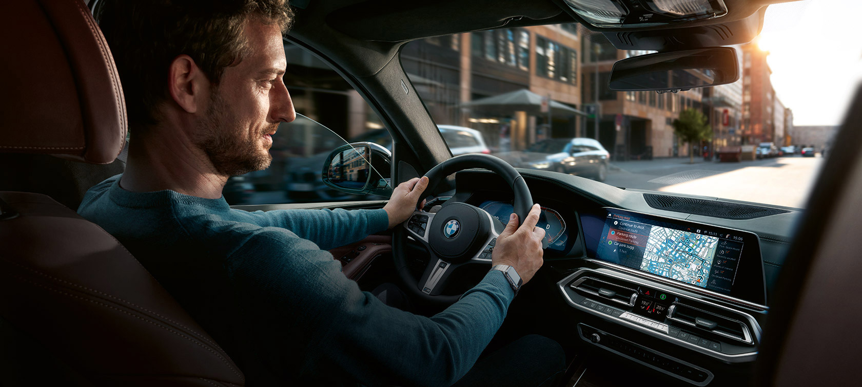BMW karšu navigācija Vīrietis vada BMW ar BMW karšu navigāciju vadības displejā