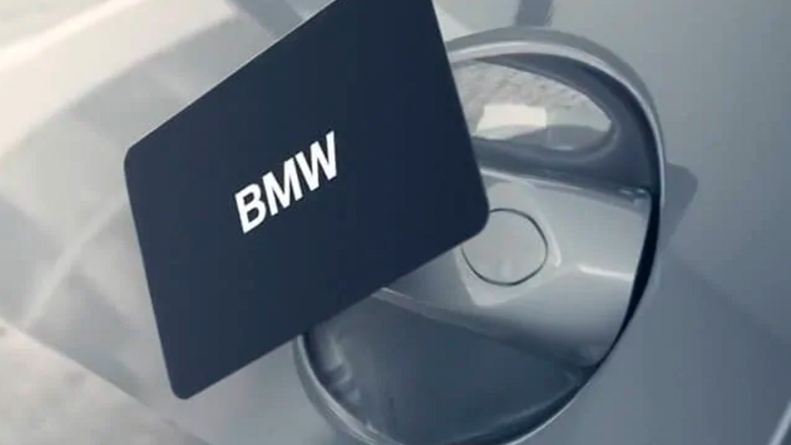 BMW atslēgas karte Vīrietis atver savu BMW ar BMW atslēgas karti kā digitālu atslēgu.