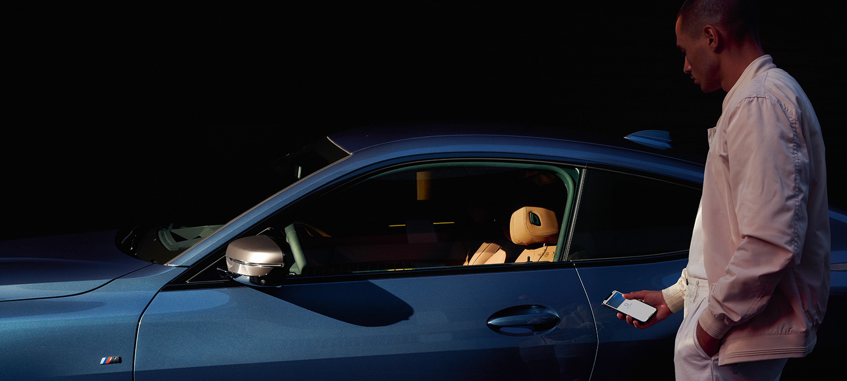 BMW digitālā atslēga BMW digitālā atslēga, My BMW lietojumprogramma, vīrietis atver BMW 4. sērijas Coupé ar savu viedtālruni