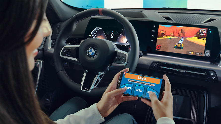 Sieviete spēlē spēli BMW izliektajā displejā BMW salons, sieviete spēlē spēli BMW izliektajā displejā