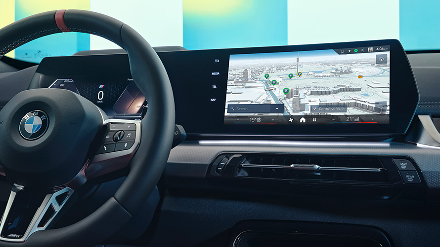 BMW kartes BMW izliektajā displejā BMW kartes BMW izliektajā displejā automobiļa kokpitā