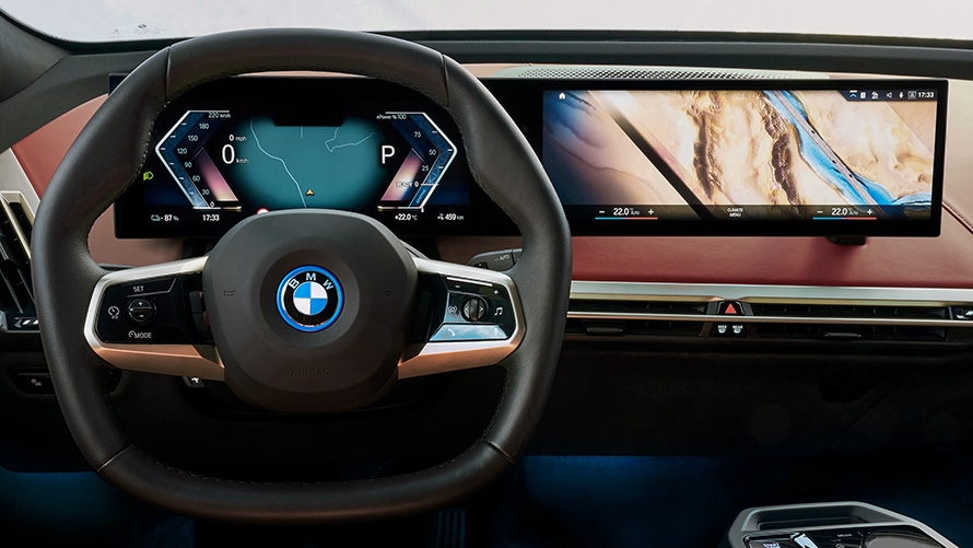 BMW izliektais displejs ar BMW kartēm un BMW iDrive atjautīgo personisko asistentu BMW izliektais displejs ar BMW kartēm un BMW iDrive atjautīgo personisko asistentu