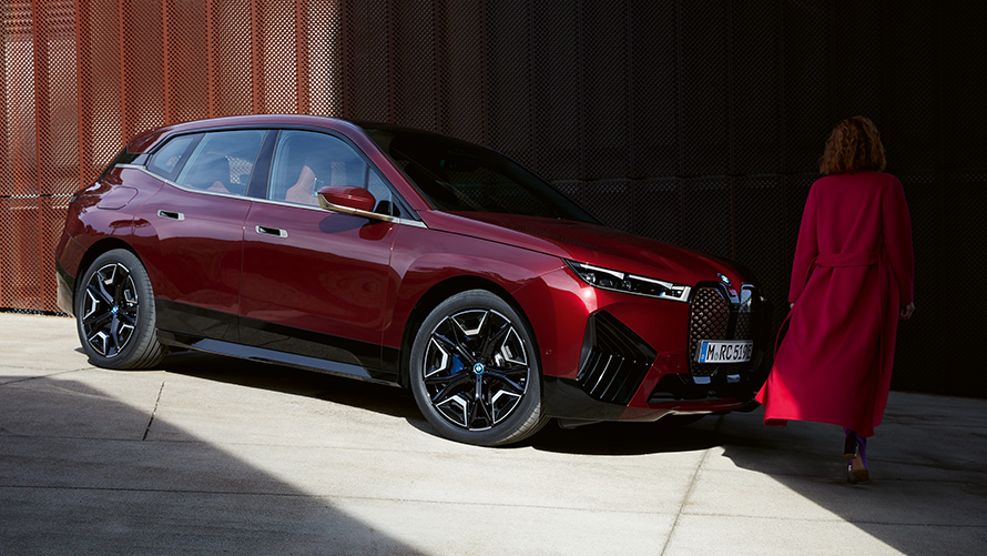 BMW izliektais displejs ar BMW iDrive attālo programmatūras jaunināšanu BMW izliektais displejs ar BMW iDrive attālo programmatūras jaunināšanu
