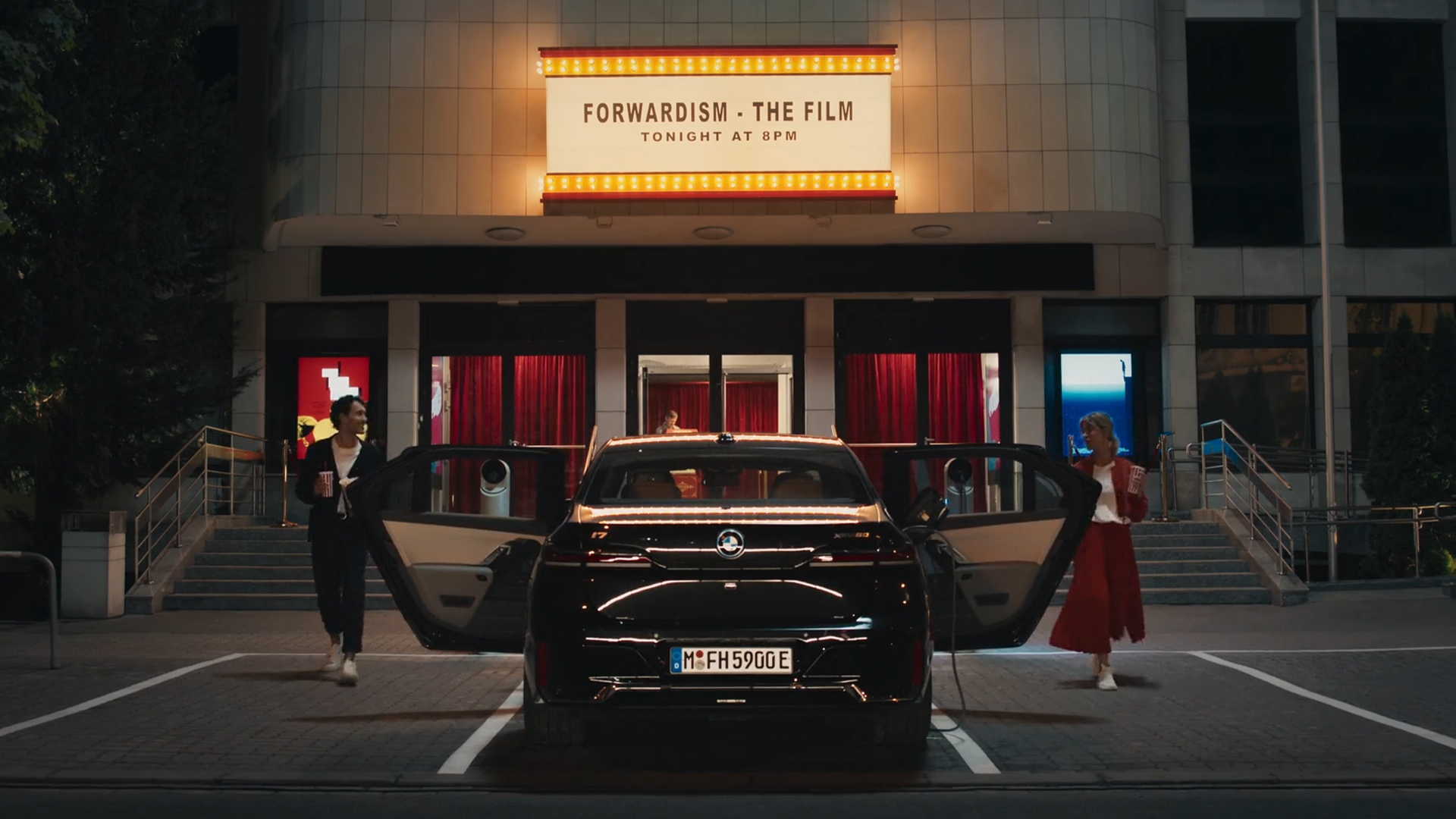 BMW iDrive izaicinājums, kino pieredze BMW iDrive izaicinājums, kino pieredze, aizmugures skats kino priekšā