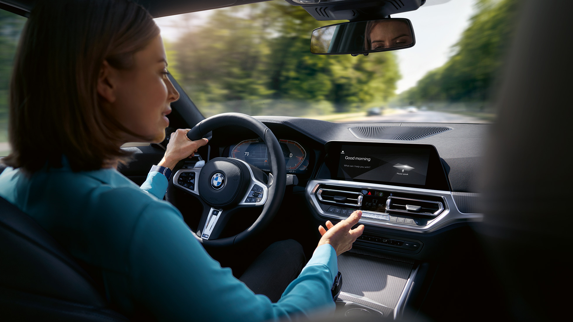 Sieviete lieto BMW atjautīgo personisko asistentu savā BMW Sieviete lieto BMW ConnectedDrive atjautīgo personisko asistentu savā BMW