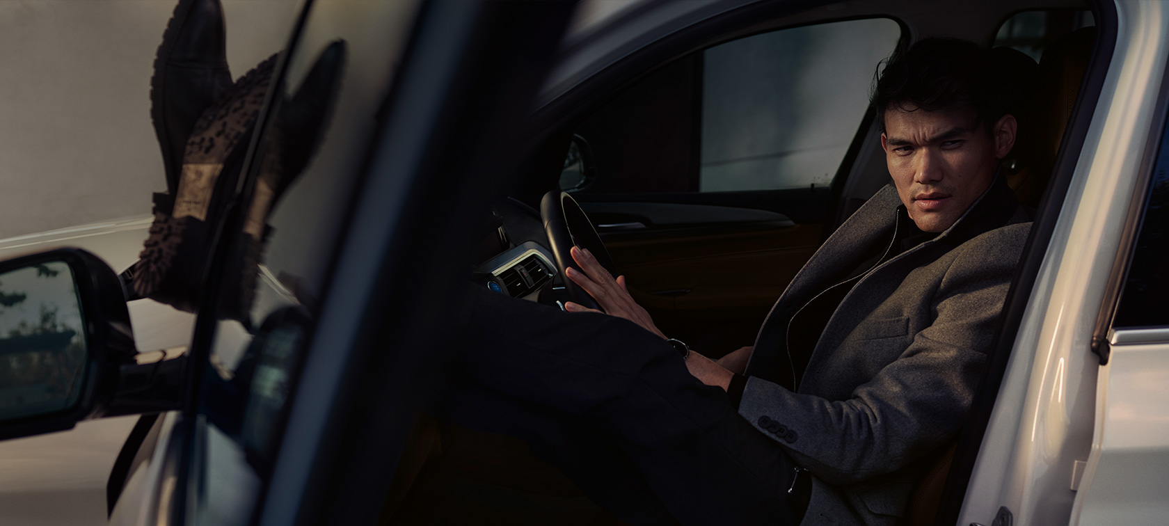 BMW ConnectedDrive tiešsaistes pakalpojumi un savienojamība BMW ConnectedDrive tiešsaistes pakalpojumi un savienojamība