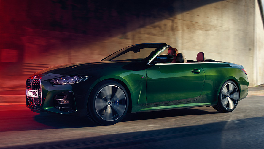 Attālā programmatūras jaunināšana 21-03, BMW 4. sērijas Cabrio, braucienā pa ielu Attālās programmatūras jaunināšana 21-03, BMW 4. sērijas Cabrio, braucienā pa ielu, trīs ceturtdaļu sānskats