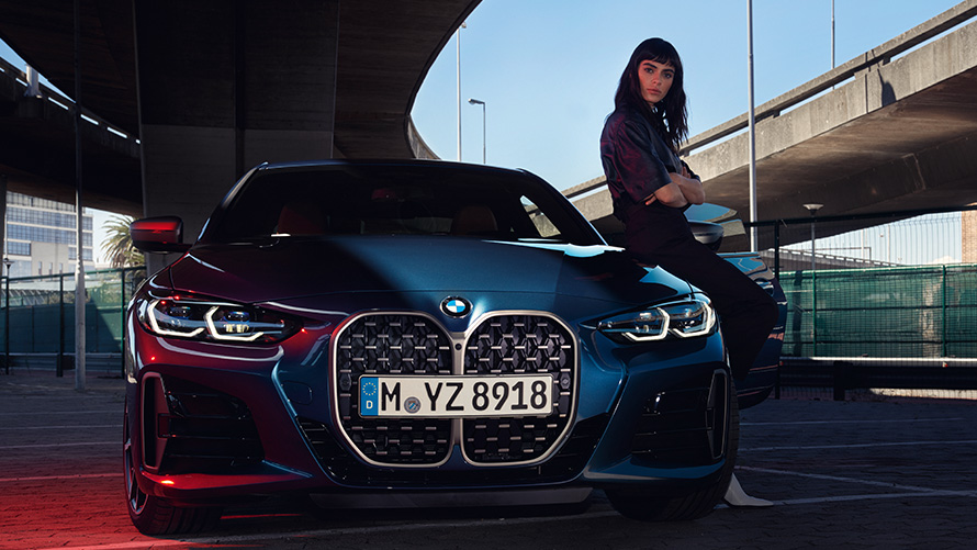 Attālā programmatūras jaunināšana 21-03, BMW 4. sērijas Coupé, stāvošs automobilis Attālā programmatūras jaunināšana 21-03, BMW 4. sērijas Coupé, stāvošs automobilis, priekšpuses skats