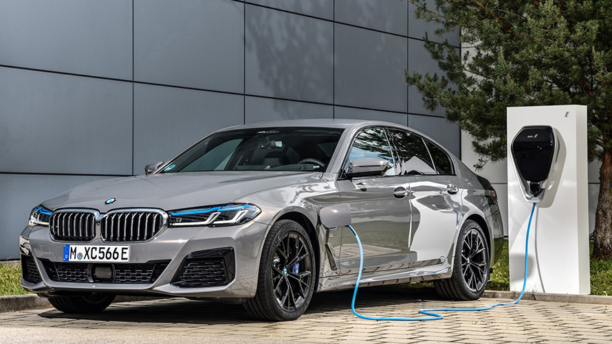 BMW attālā programmatūras jaunināšana, BMW hibrīdauto uzlādes stacijā BMW attālā programmatūras jaunināšana, BMW hibrīdauto uzlādes stacijā, trīs ceturtdaļu priekšpuses skats