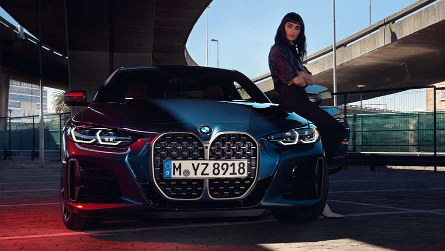 Sieviete atbalstījusies pret BMW 4. sērijas Coupé Attālā programmatūras jaunināšana, sieviete atbalstījusies pret BMW 4. sērijas Coupé