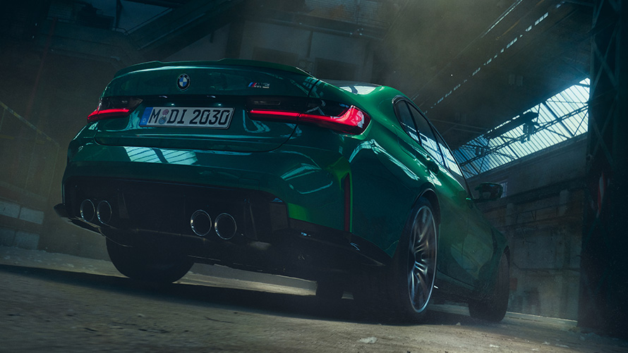 BMW M4, septiņu astotdaļu aizmugures skats, stāvošs automobilis, no apakšas Attālā programmatūras jaunināšana, BMW M4, septiņu astotdaļu aizmugures skats no apakšas