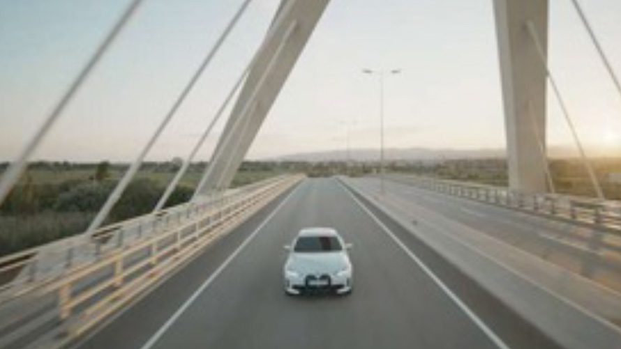 BMW IconicSounds Electric, BMW uz tilta BMW IconicSounds Electric, BMW braucienā pa tiltu