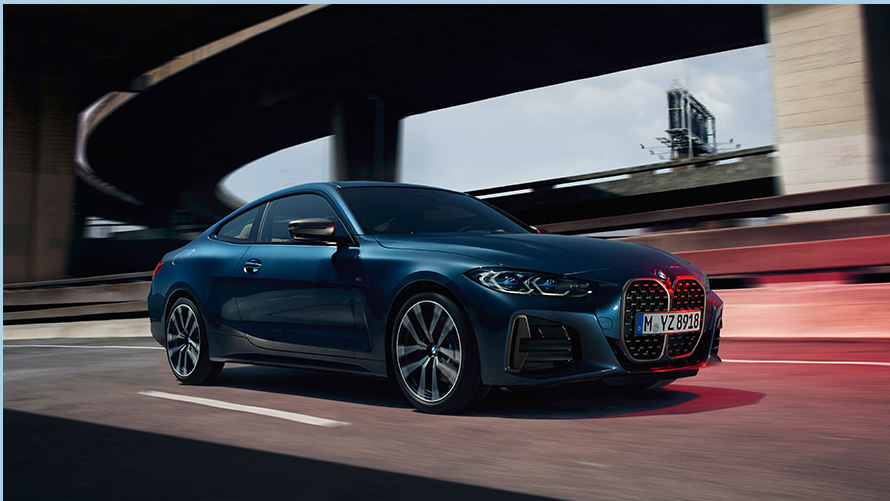 Attālā programmatūras jaunināšana, BMW braucienā pa ielu Attālās programmatūras jaunināšana, BMW braucienā pa ielu, trīs ceturtdaļu sānskats