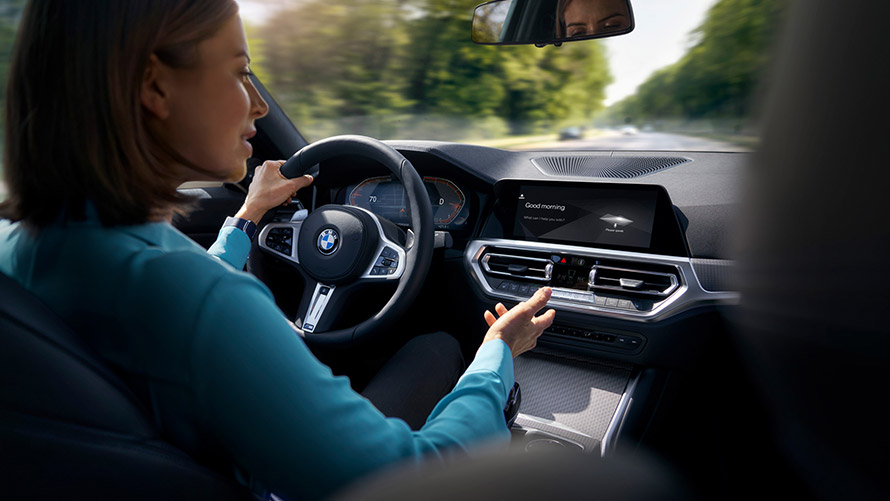 BMW atjautīgais personiskais asistents, BMW automobiļu eksperts Sieviete brauc ar BMW, izmantojot automobiļu ekspertu